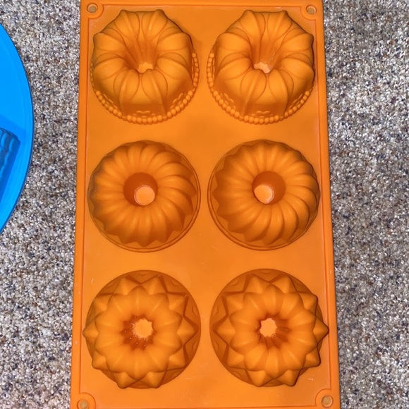 Lot of 5 Baking Silicone Molds Cake Cupcakes EUC - Picture 3 of 6